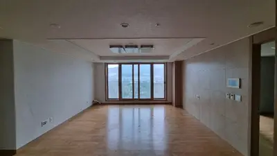 서초구 우면동 호반써밋 아파트39평형 전체 디아망회벽화이트 고급실크벽지도배 현장 사진